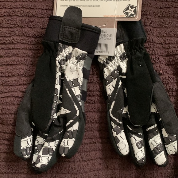 Gloves - Picture 2 of 4